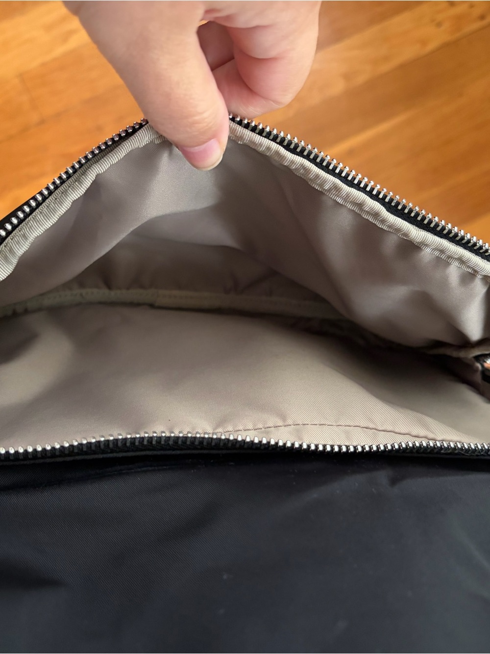 lululemon Everywhere Backpack 22L - Black - Picture 5 of 11